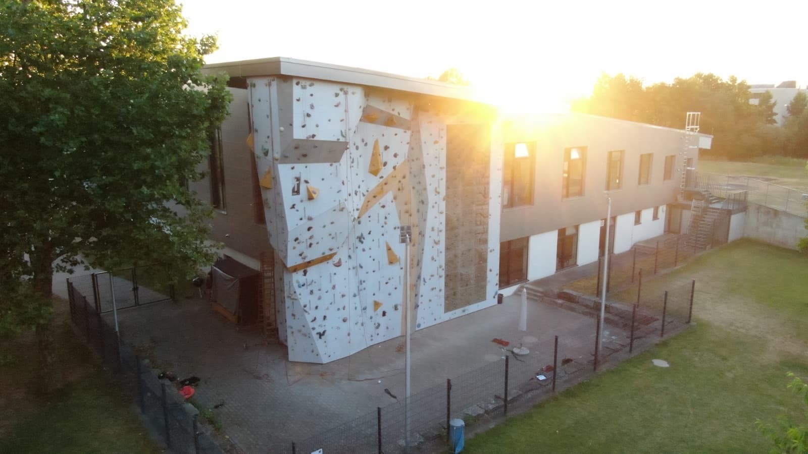 kletterwand_Sunlight.jpg Die Kletterwand des Turnvereins Großostheim im Sonnenuntergang